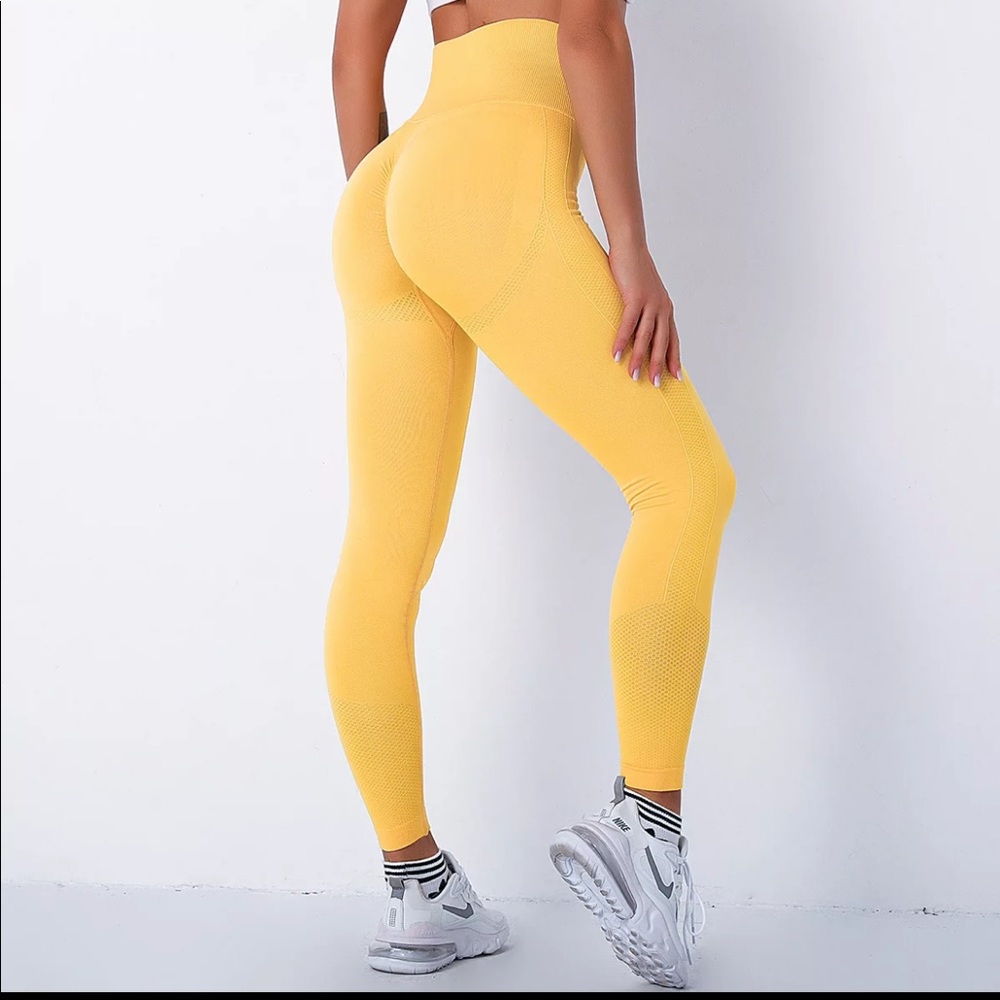 Yellow Limitless Leggings! Never worn! Soooo cute on! Size small ⭐️